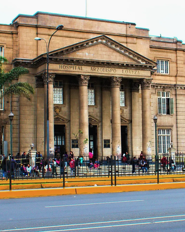 Fachada del Hospital Arzobispo Loayza, en Lima